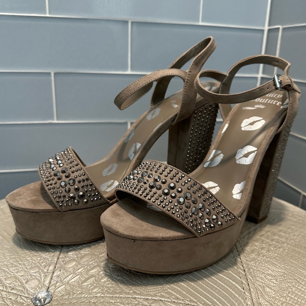 Juicy Couture Size 10 Trice Taupe Heels with Rhinestones - Picture 4 of 9